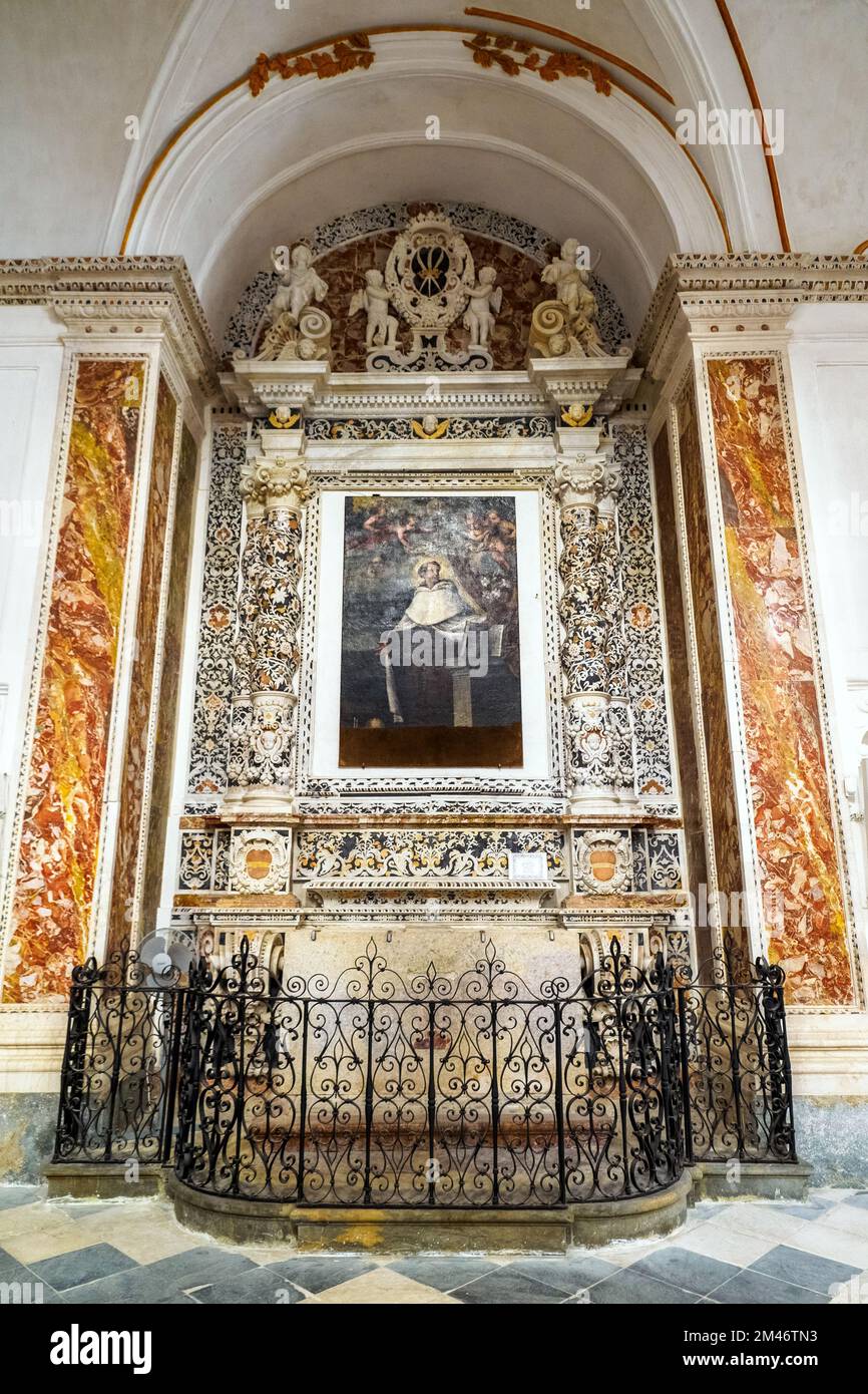 Chapelle de Sant'Alberto. Chambre avec porte, élévation composée de colonnes incrustées torsadées. Dans le kiosque la peinture représentant Sant'Alberto degli Abbati - Église du collège jésuite (Chiesa del collegio dei Gesuiti) - Trapani, Sicile, italie Banque D'Images