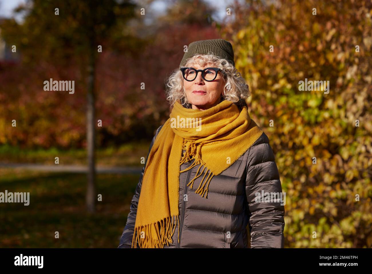 Portrait d'une femme âgée dans un paysage d'automne Banque D'Images