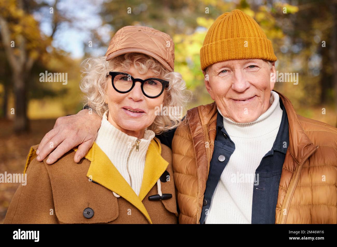 Smiling couple looking at camera Banque D'Images