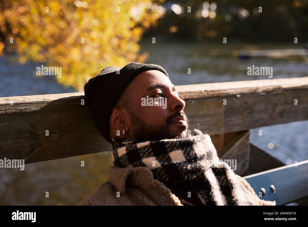 Man relaxing on bench Banque D'Images