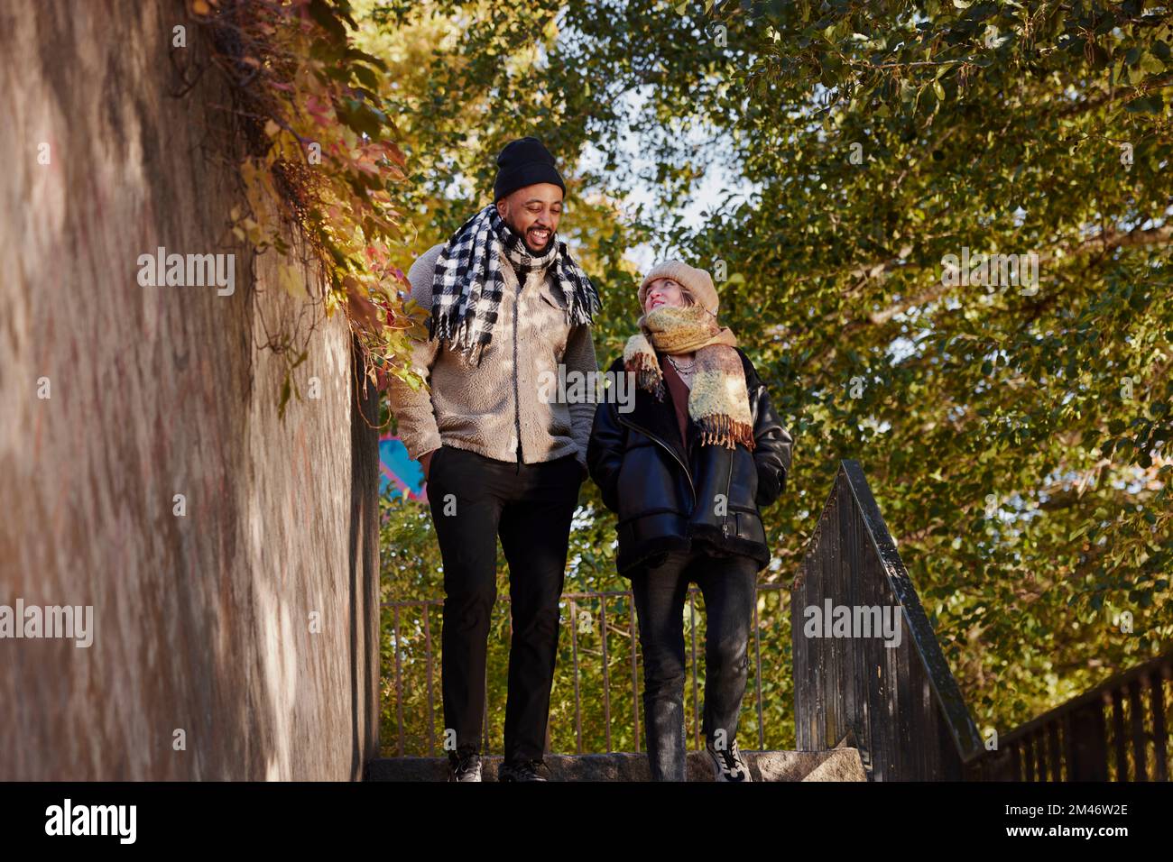 Homme et femme parlant ensemble Banque D'Images