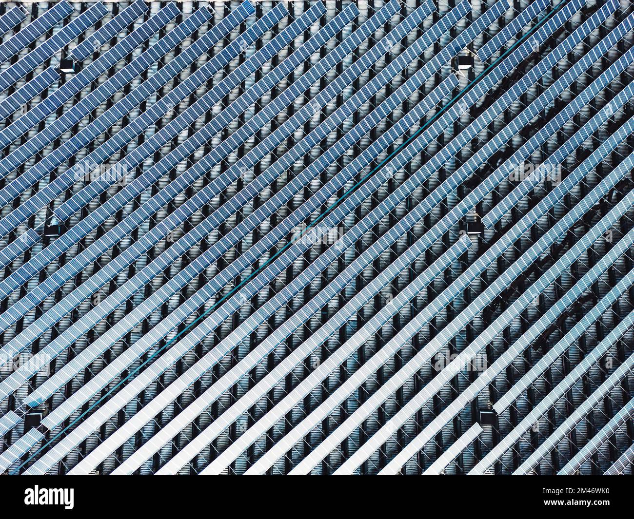 Ne finies jamais de voir les panneaux solaires empilés dans les lignes sur le toit Banque D'Images