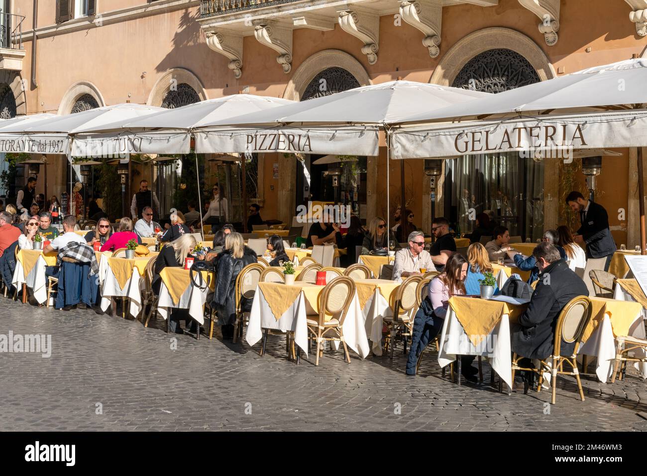 Rome, Italie - 27 novembre 2022 : les touristes apprécient la nourriture et les boissons dans un restaurant italien typique du centre-ville de Rome, sur la place Navona Banque D'Images