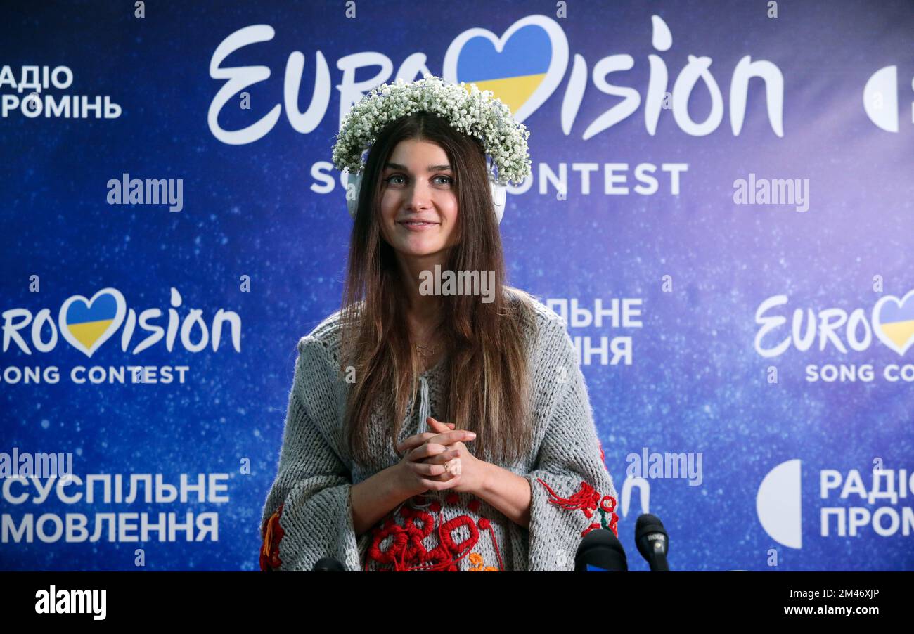 KIEV, UKRAINE - 17 DÉCEMBRE 2022 - Un chanteur ukrainien Jerry Heil pose une photo lors de la conférence de presse par les participants de la finale de la sélection nationale pour le Concours international de chanson Eurovision 2023, Kiev, capitale de l'Ukraine. Banque D'Images