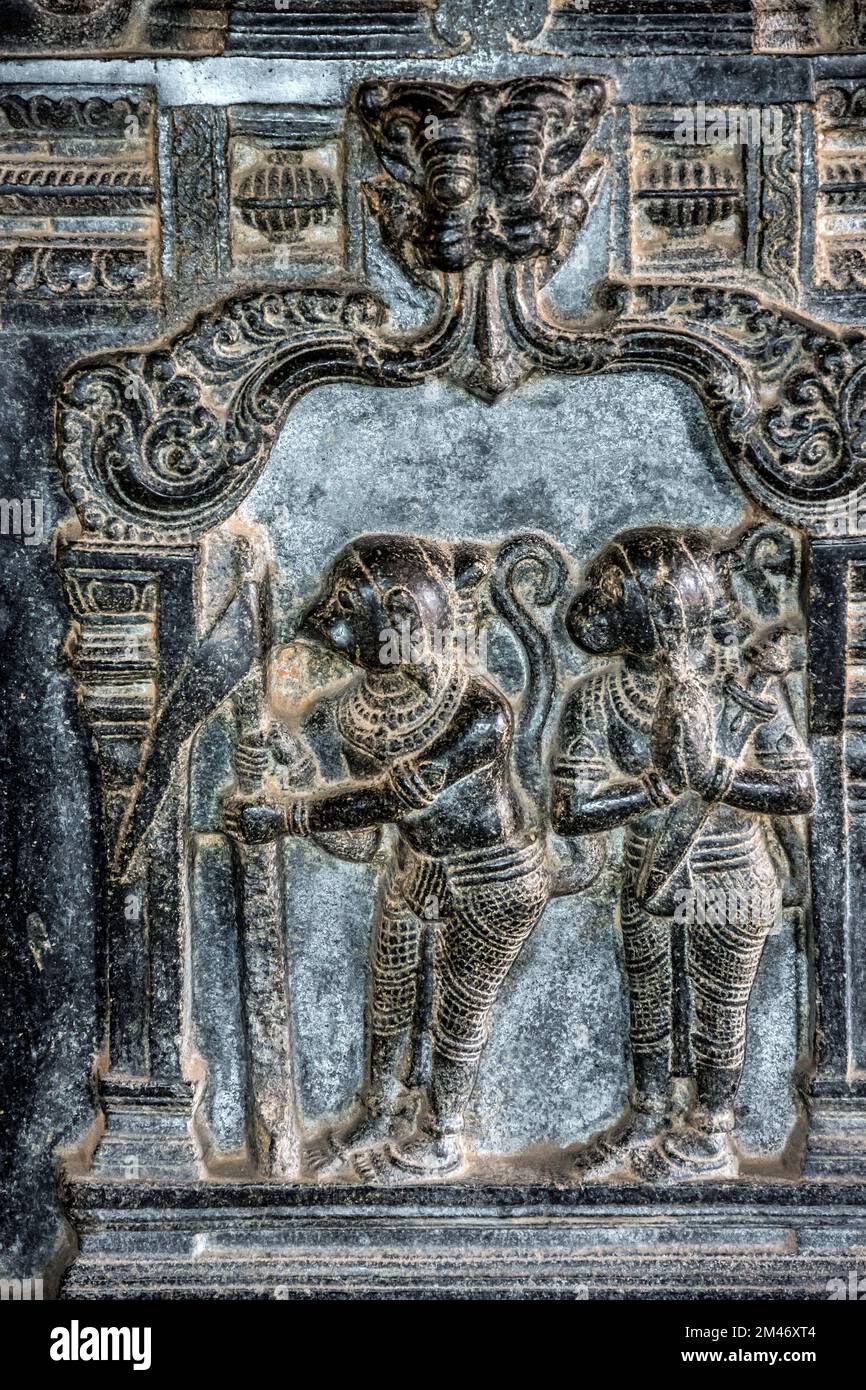 Statue en pierre noire de Bali Sugriv, Temple Hazara Rama, Hampi, site classé au patrimoine mondial de l'UNESCO, district de Vijayanagara, Karnataka, Inde Banque D'Images