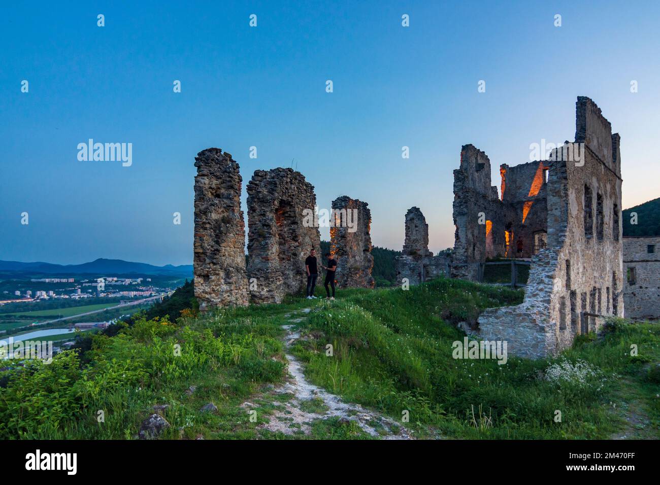 Povazska Bystrica (Waagbistritz): Château de Povazsky Hrad (Waagburg), rivière Vah (Waag) à , Slovaquie Banque D'Images