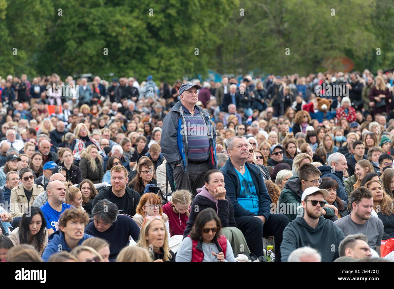 Une grande foule se mêle à Hyde Park en regardant la diffusion en direct des funérailles sa Majesté la reine Elizabeth II qui se déroule à l'abbaye de Westminster, sur gi Banque D'Images