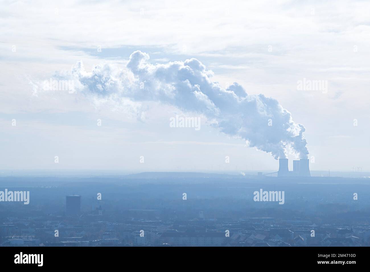 Centrale au charbon Lippendorf (Allemagne) au loin Banque D'Images