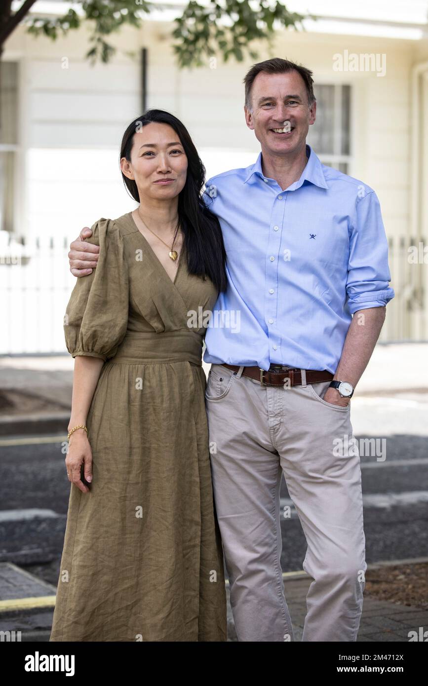 Jeremy Hunt, député conservateur et chancelier de l'Échiquier, avec sa femme née en Chine, Lucia Guo, Londres, Angleterre, Royaume-Uni Banque D'Images