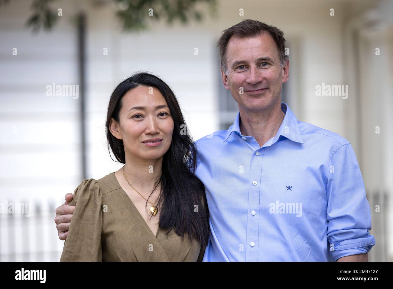 Jeremy Hunt, député conservateur et chancelier de l'Échiquier, avec sa femme née en Chine, Lucia Guo, Londres, Angleterre, Royaume-Uni Banque D'Images