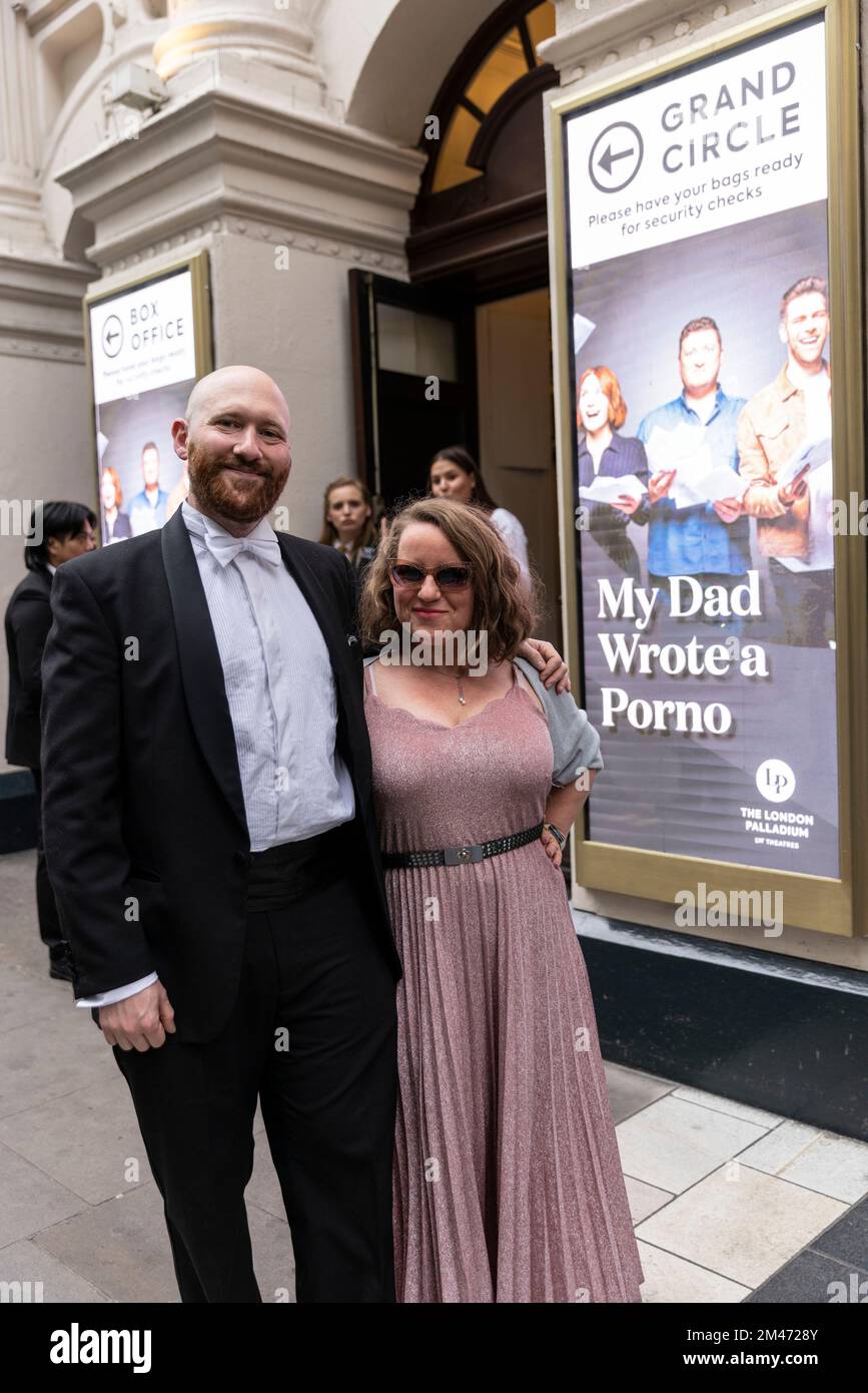 Les membres de la file dattente de laudience au London Palladium My Dad a  écrit un podcast comique britannique Porno animé par Jamie Morton, James  Cooper et Alice Levine Photo Stock -
