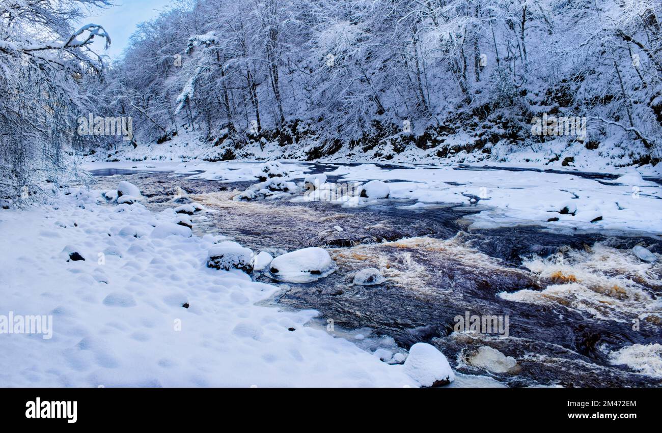 Rivière Findhorn Moray Écosse la rivière après une lourde chute de neige Banque D'Images