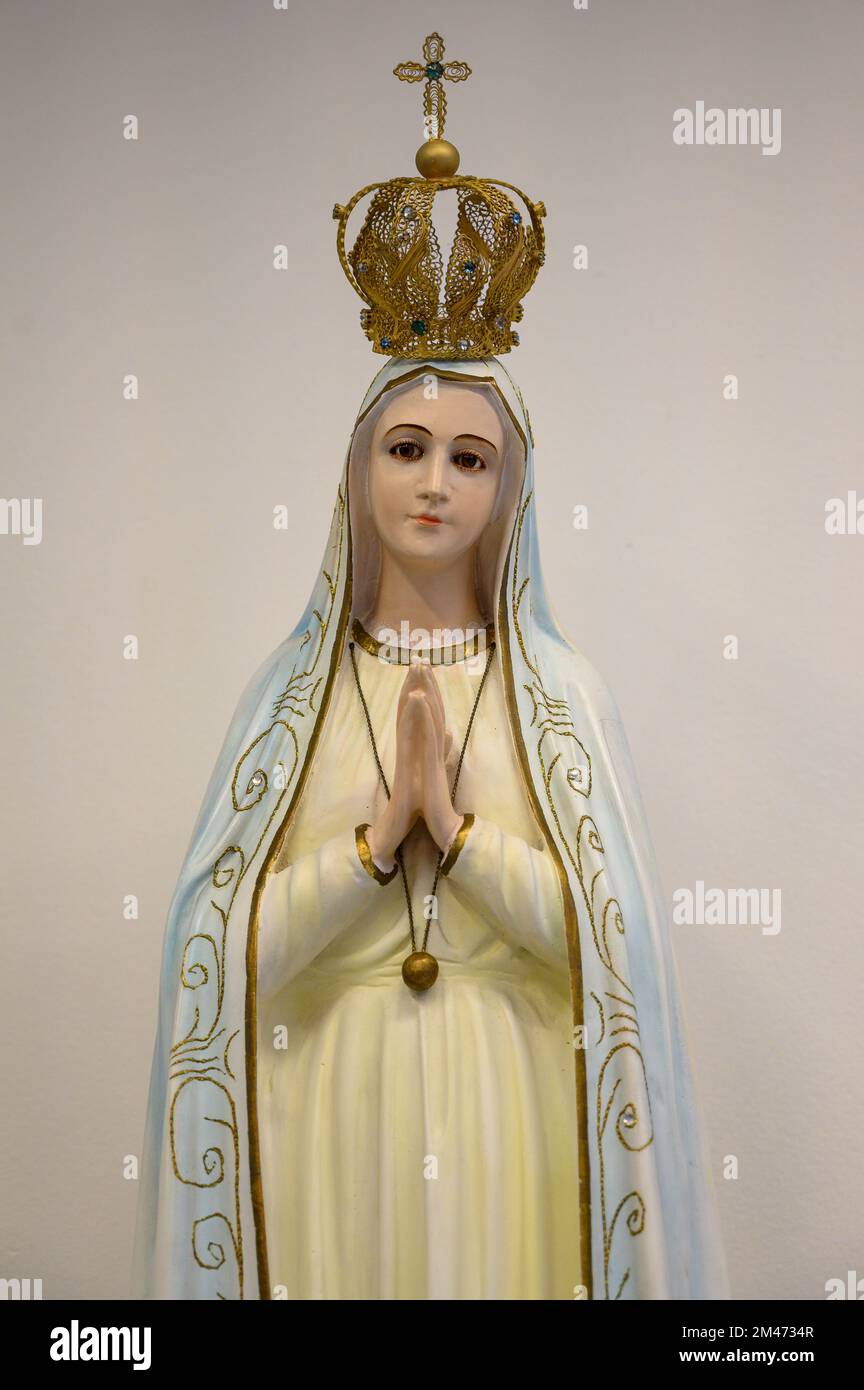Notre Dame de Fatima. Statue dans l'église de la Reine de la famille, rue Teplická à Bratislava, Slovaquie. Banque D'Images