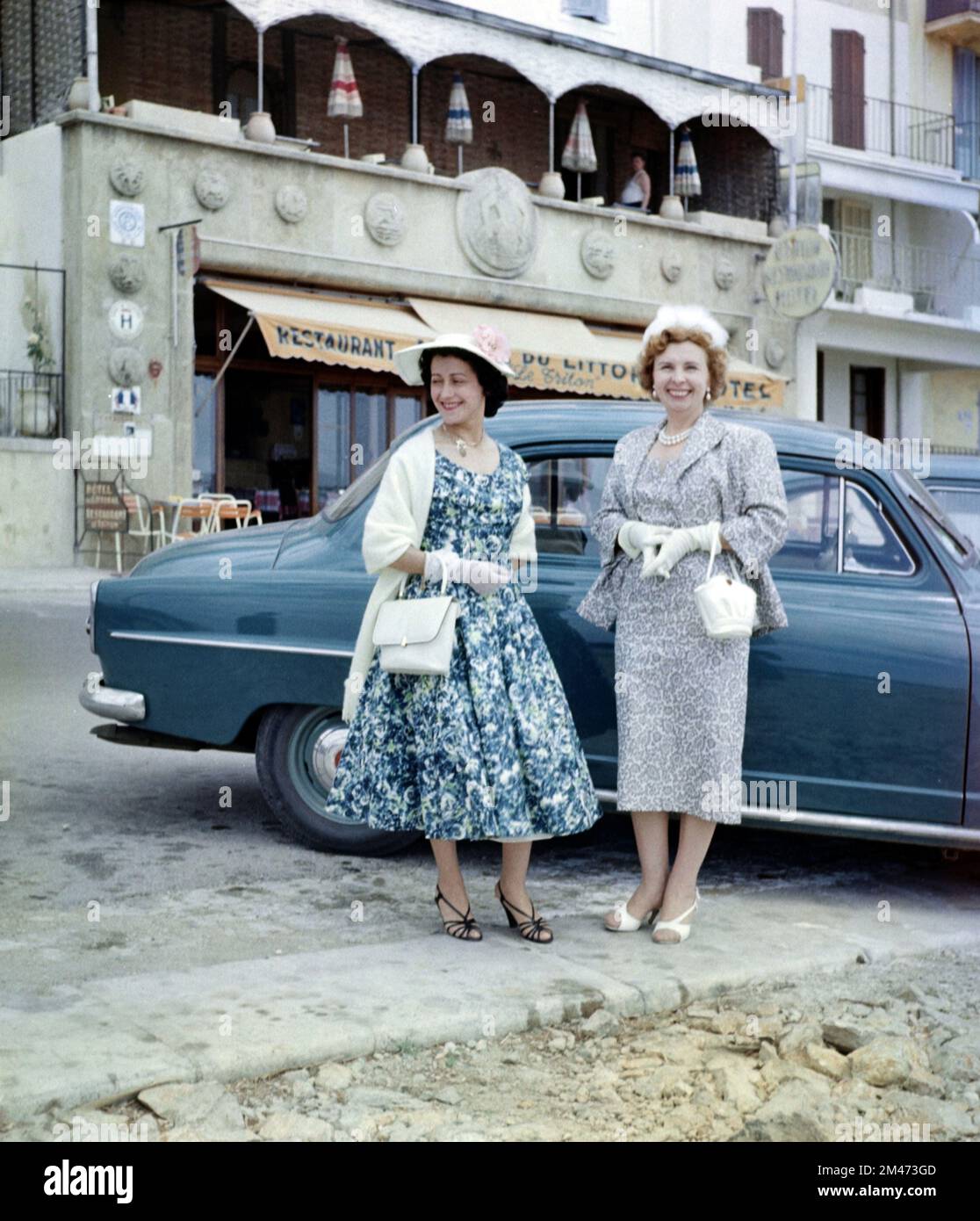 1950s femmes françaises vêtues en 1950s mode ou vêtements extérieur Restaurant sur la Côte d'Azur ou Côte d'Azur France c1952 Banque D'Images