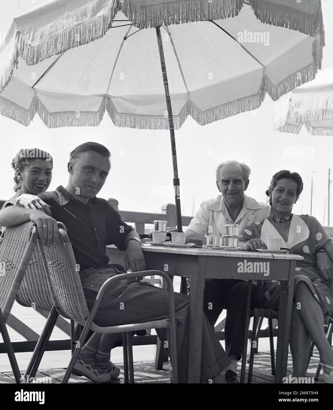 1950s touristes ou couples au Outdoor Cafe ou au Pvement Cafe sur la Côte d'Azur ou la Côte d'Azur France 1951 Banque D'Images