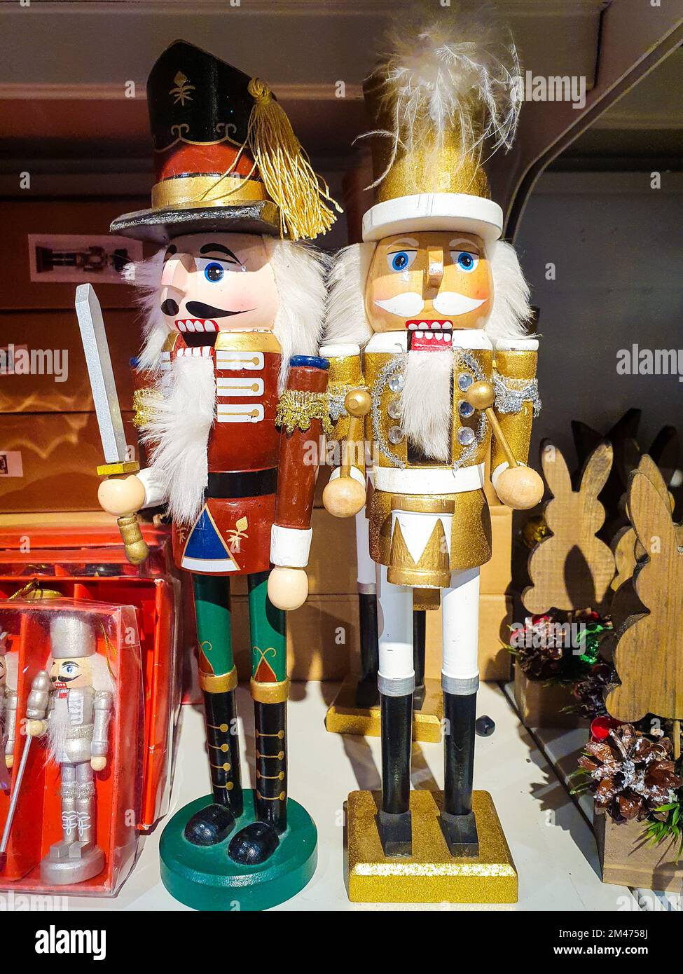 Plusieurs jouets de soldats de casse-noisette différents présentés dans un  magasin, décoration de noël à vendre sur le marché Bonne Année Photo Stock  - Alamy