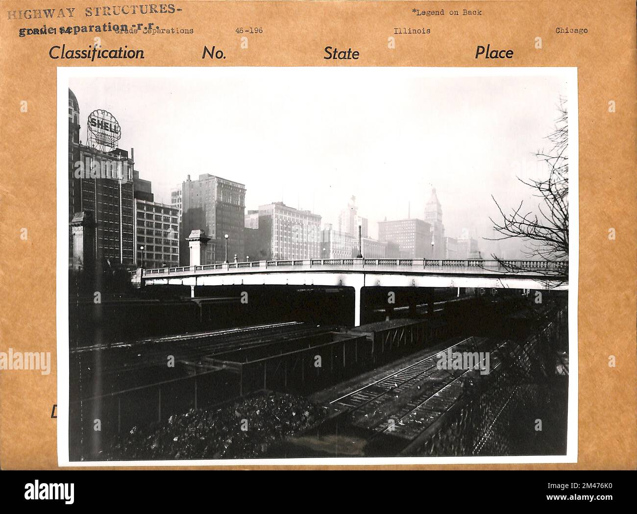 Pont de la septième rue traversant le chemin de fer central de l'Illinois à Grant Park, Chicago. Légende originale: Retour: Pont de la septième rue à travers l'Illinois Central Railroad à Grant Park. Photo soumise par Div. Ing. Voshell - Note au commissaire 31 janvier 1946. État: Illinois. Lieu: Chicago. Banque D'Images