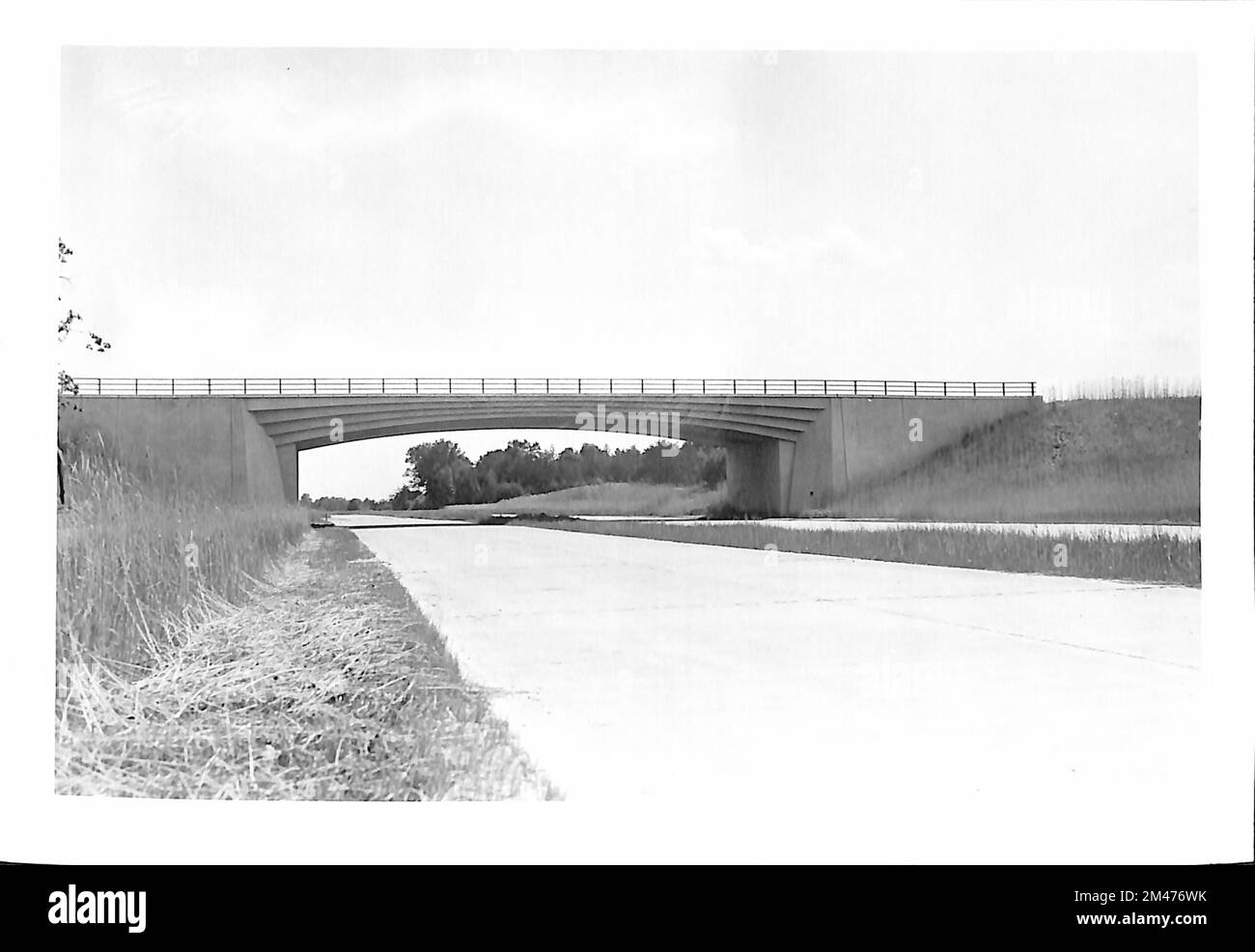 Quatre voies divisées, en regardant vers le sud jusqu'à l'intersection de Shirley Highway et de la State route 635. Légende originale: Quatre voies - divisé. Prise de vue à distance d'une structure rigide à l'intersection de la Shirley Memorial Highway et de la State route 635, en direction du sud. Gros plan de la structure. Photo de T. W. Kines. État: Virginie. Lieu: Fairfax County. Banque D'Images