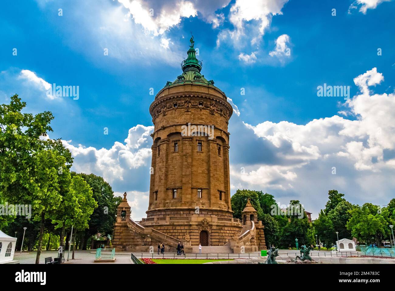 Vue pittoresque de la célèbre Tour de l'eau (Wasserturm), un point de repère de Mannheim, Allemagne. Sur le toit conique en cuivre se trouve une statue d'Amphitrite,... Banque D'Images