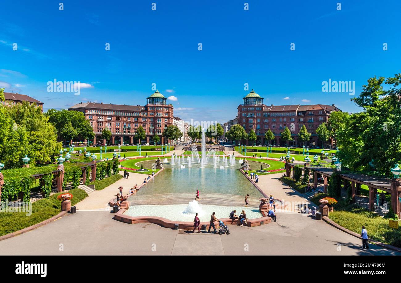 Belle vue panoramique de l'escalier d'eau qui mène dans un grand bassin avec une fontaine adjacente sur le côté extérieur de la ville de la célèbre Tour de l'eau... Banque D'Images