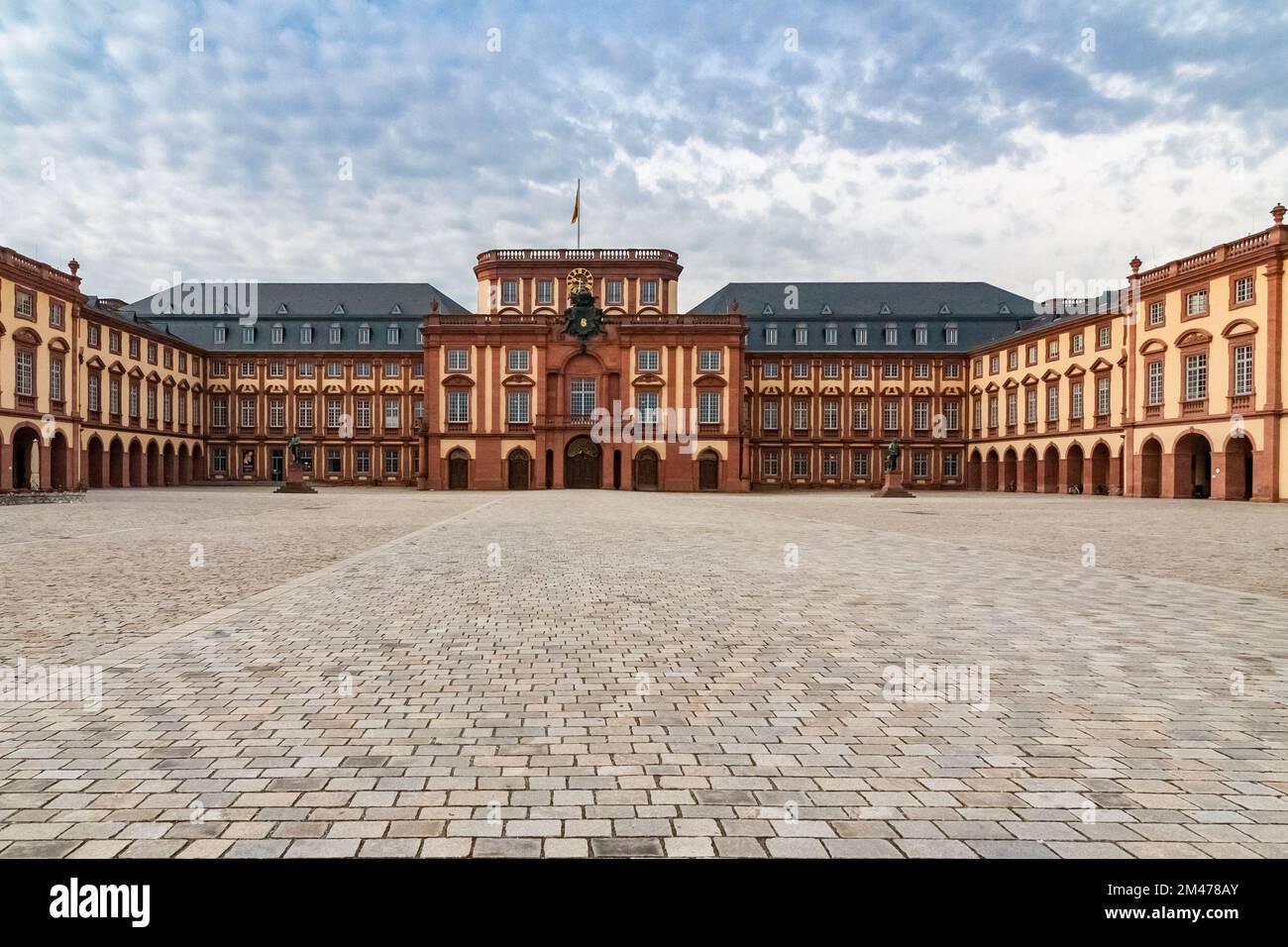 Superbe vue sur la partie centrale du palais de Mannheim, le Mittelbau, avec l'Ehrenhof (Cour d'honneur) en face. Les deux sculptures sur la cour Banque D'Images