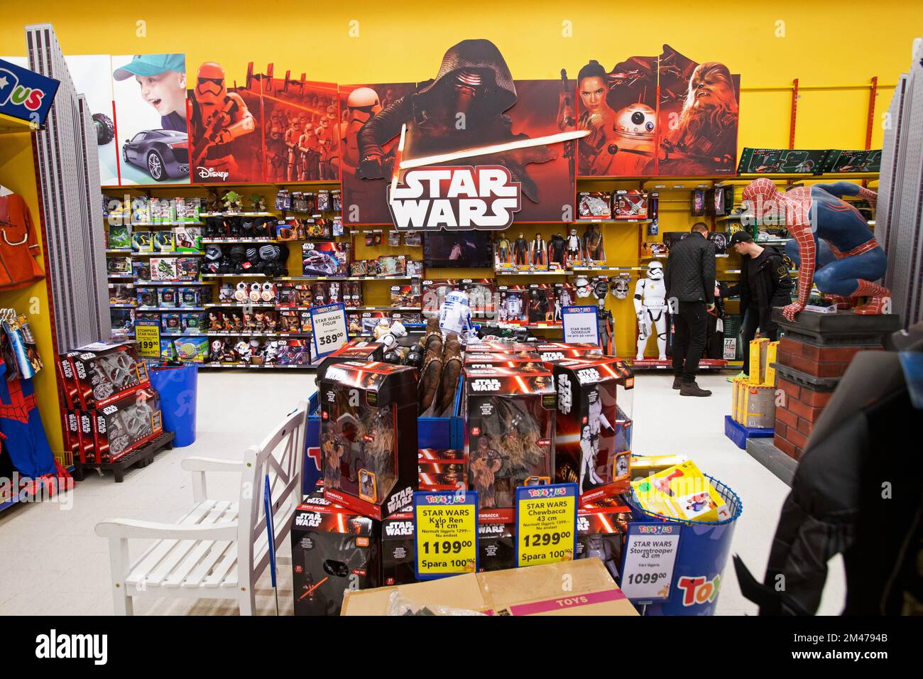 Shopping de Noël dans un magasin de jouets, Toys'R'US. Banque D'Images