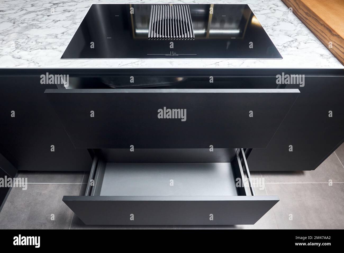 Table de cuisson à induction en verre noir avec hotte intégrée ou table