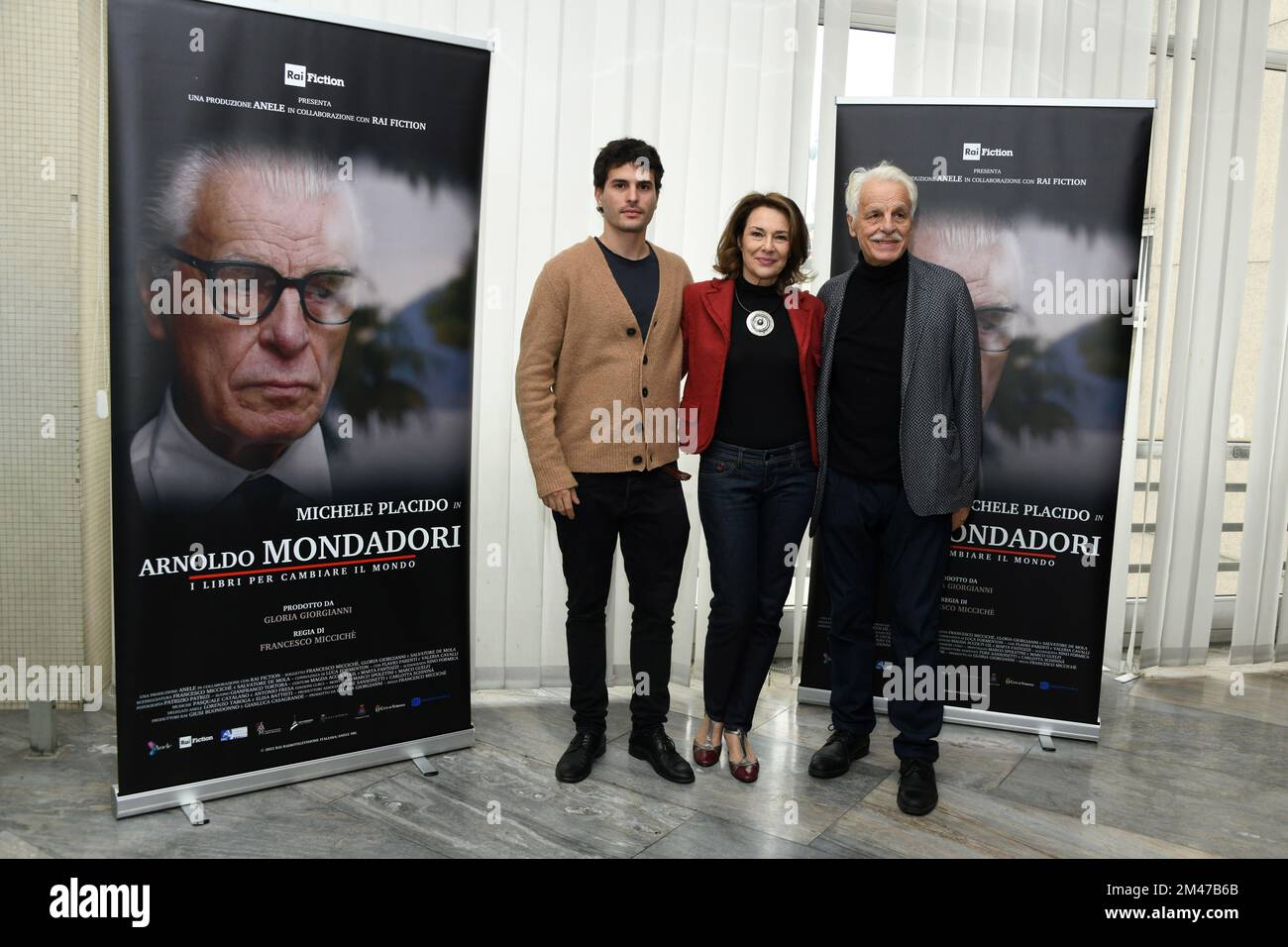 Milan, Italie. 19th décembre 2022. Milan, Photocall Fiction Arnoldo Mondadori livre pour changer le monde. RAI. Dans la photo Michele Placido, Brenno Placido, Valeria Cavalli crédit: Agence de photo indépendante/Alamy Live News Banque D'Images