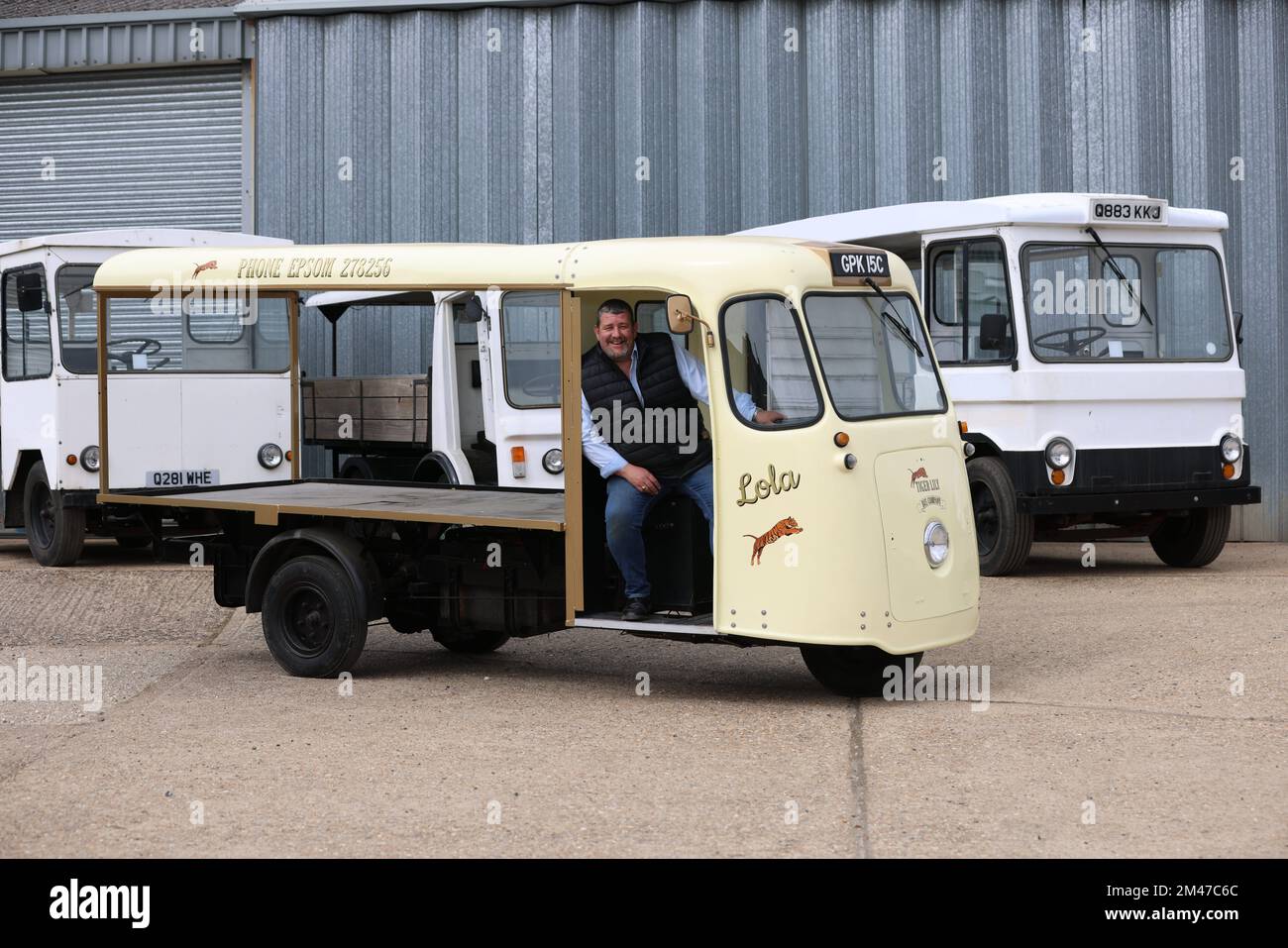 Geoff Hall et sa collection de 15 flotteurs de lait électrique de 1950 à 1980, West Sussex, Angleterre, Royaume-Uni Banque D'Images