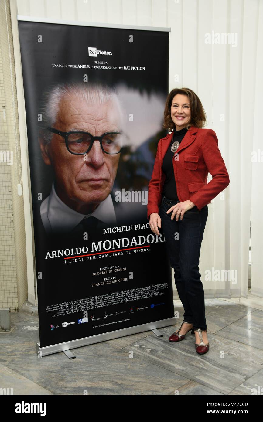 Milan, Italie. 19th décembre 2022. Milan, Photocall Fiction Arnoldo Mondadori livre pour changer le monde. RAI. Dans la photo Valeria Cavalli crédit: Agence de photo indépendante/Alamy Live News Banque D'Images