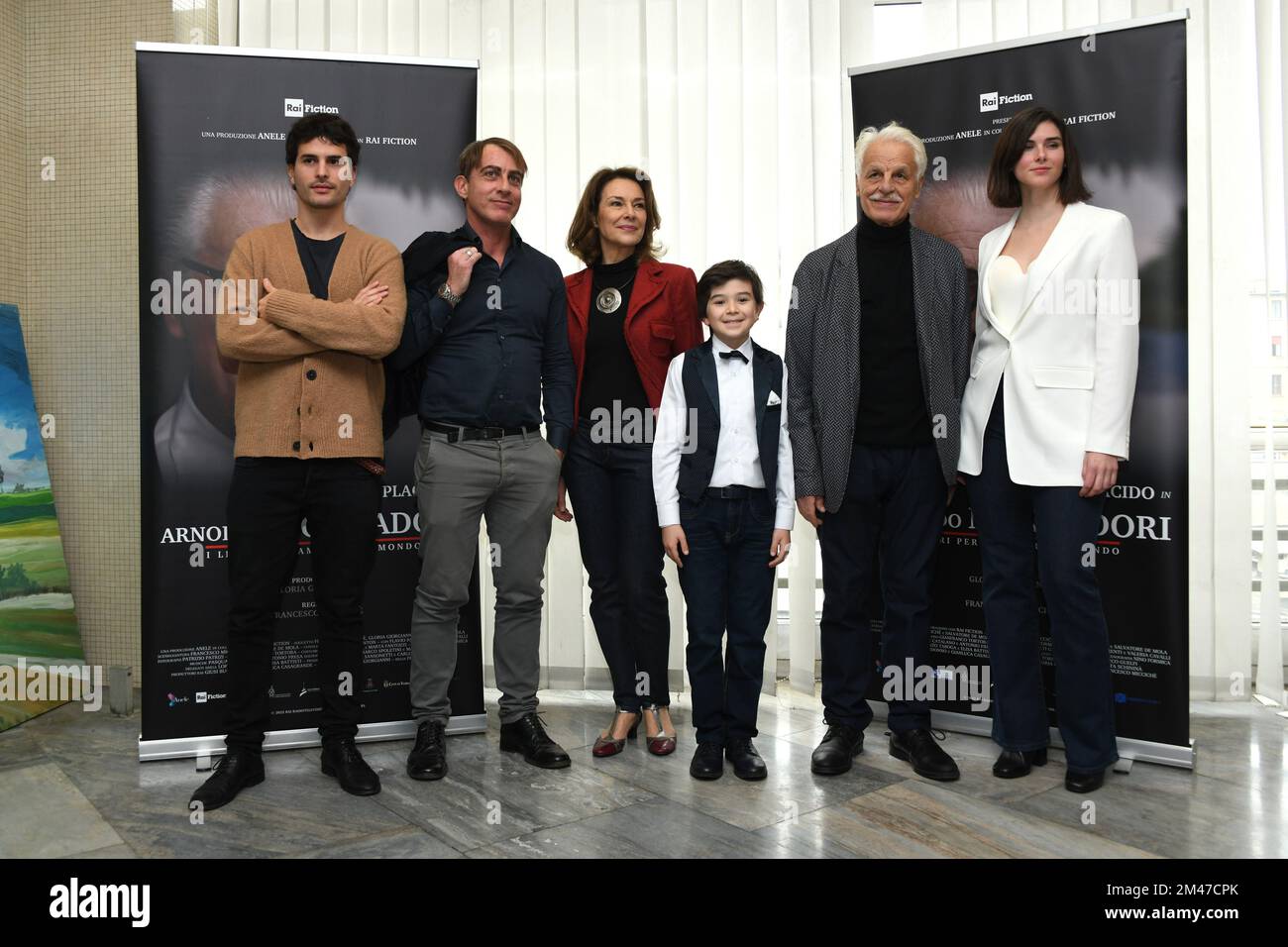 Milan, Italie. 19th décembre 2022. Milan, Photocall Fiction Arnoldo Mondadori livre pour changer le monde. RAI. Dans la photo Michele Placido, Brenno Placido, Valeria Cavalli et le reste de la distribution crédit: Agence de photo indépendante/Alamy Live News Banque D'Images