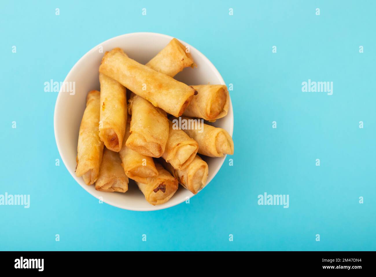 Rouleau de printemps également connu sous le nom de rouleau d'œufs sur un plat blanc Banque D'Images
