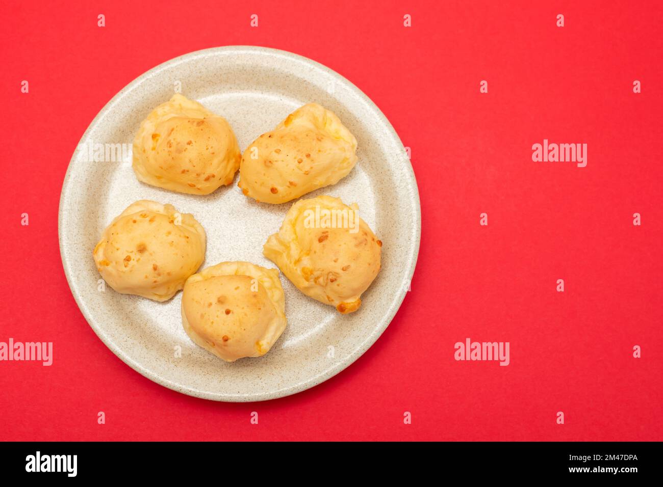 En-cas brésilien du pain au fromage pao de queijo sur un plat blanc Banque D'Images