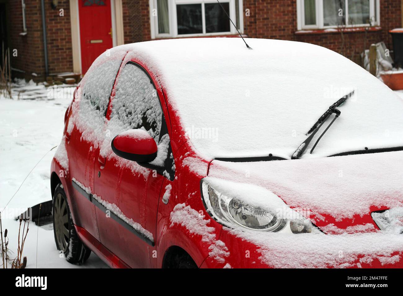 Véhicule ou voiture couvert de neige. pare-brise enneigé. Banque D'Images