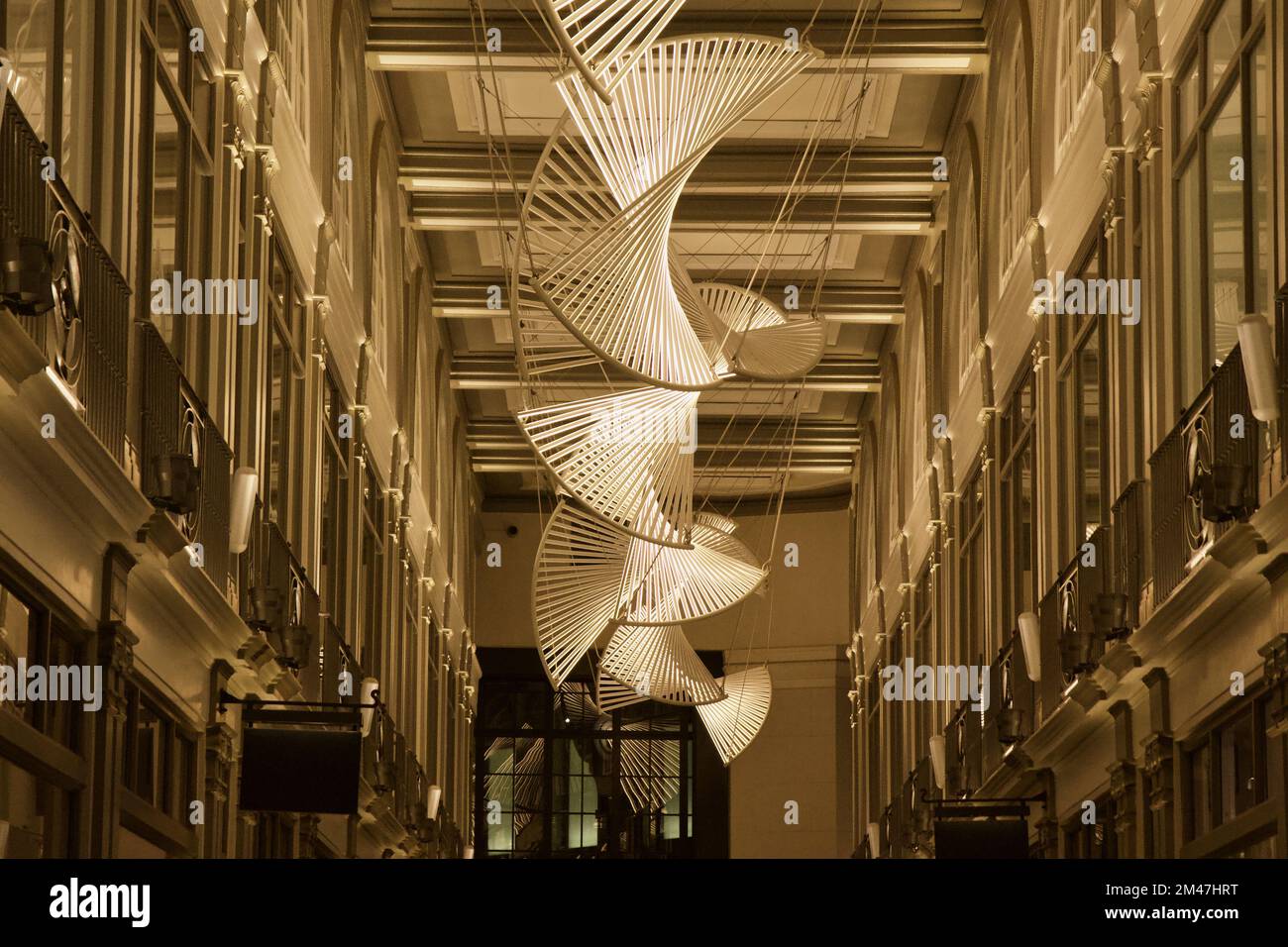 Quadrant Arcade à côté de Regent Street, avec des lumières paraboliques au plafond par Jason Bruges Studio Banque D'Images