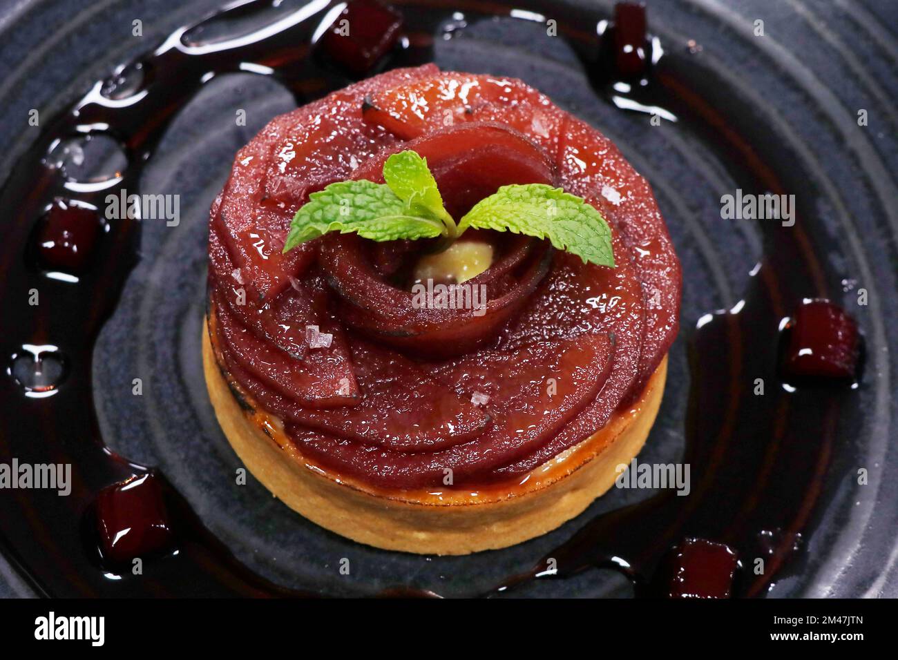 tatin de tartes aux pommes et aux poires dans une assiette en gros plan Banque D'Images