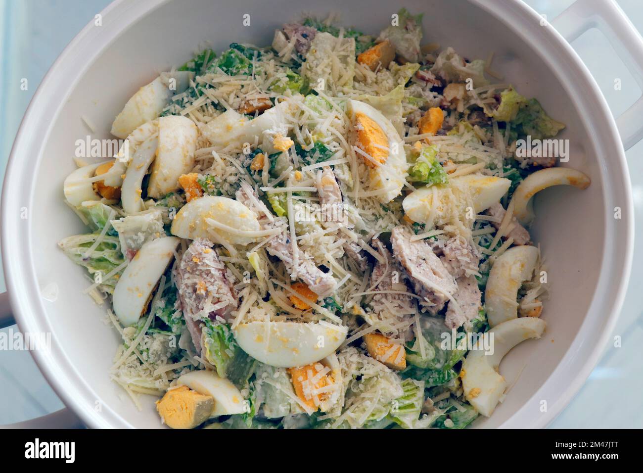 salade césar au poulet classique avec œufs, bacon, parmesan et laitue Banque D'Images