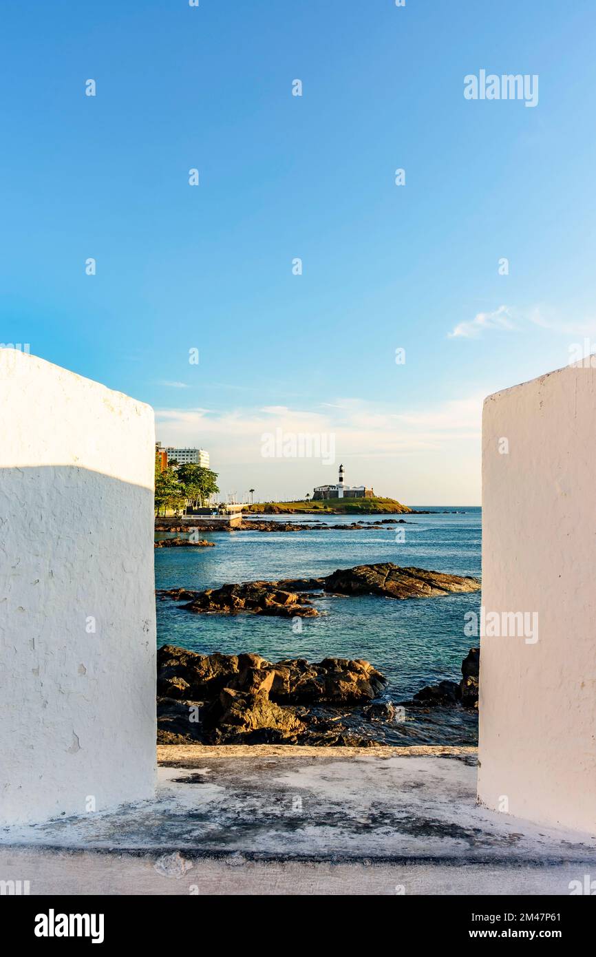 Phare de Barra vu à travers les murs de l'ancienne forteresse de Santa Maria dans la ville de Salvador à Bahia Banque D'Images