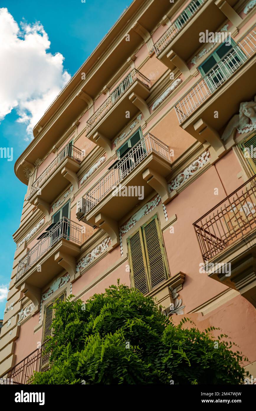 Façade de la maison avec fenêtres et balcons. Banque D'Images
