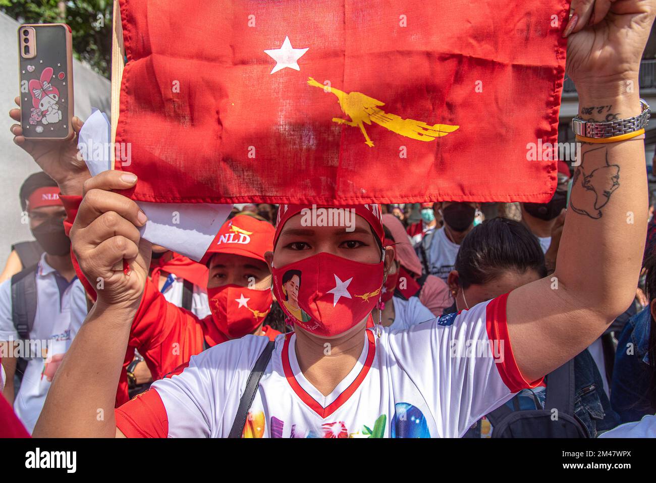 Un manifestant a été vu portant un drapeau de la Ligue nationale pour la démocratie (NLD) pendant la manifestation. Des manifestants birmans se sont rassemblés devant l'ambassade du Myanmar à Bangkok pour marquer la Journée internationale des migrants et protester contre le gouvernement militaire du Myanmar. (Photo de Peerapon Boonyakiat / SOPA Images/Sipa USA) Banque D'Images