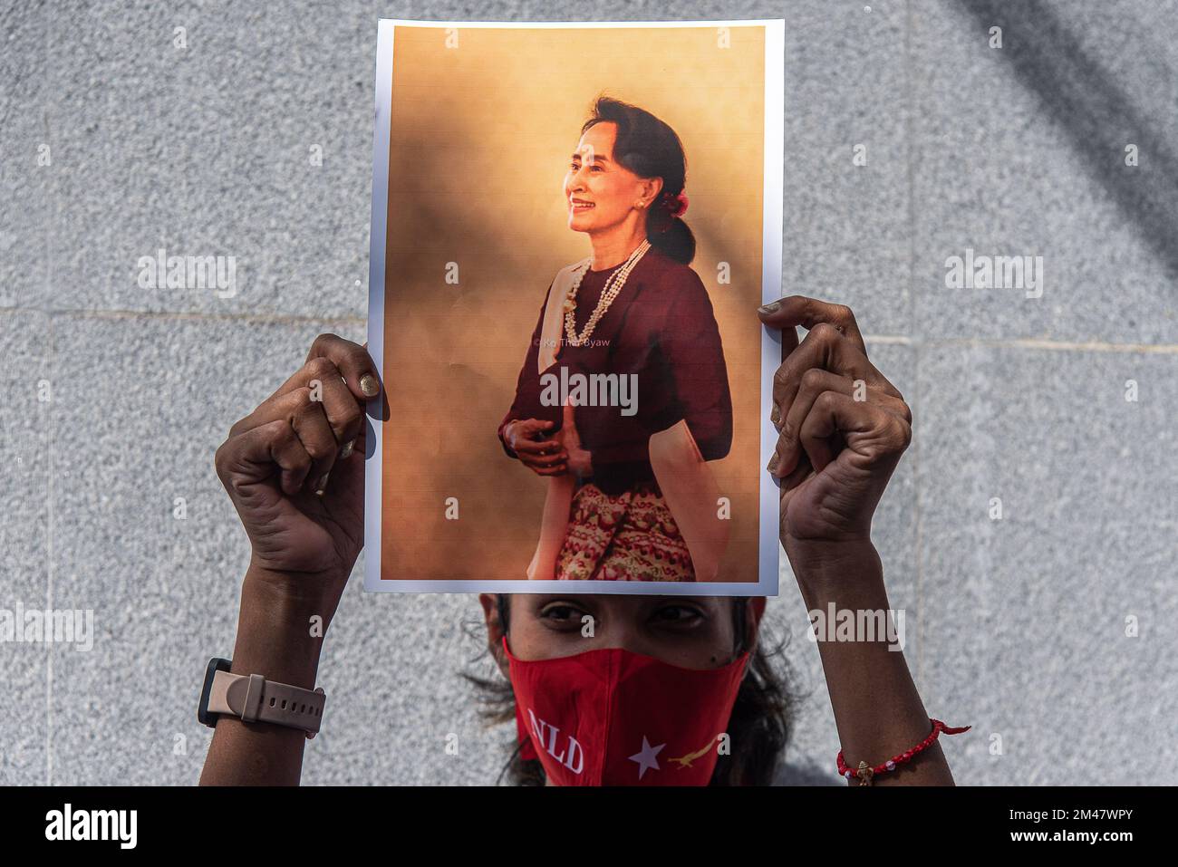 Un manifestant a vu tenir un portrait d'Aung San Suu Kyi pendant la manifestation. Des manifestants birmans se sont rassemblés devant l'ambassade du Myanmar à Bangkok pour marquer la Journée internationale des migrants et protester contre le gouvernement militaire du Myanmar. (Photo de Peerapon Boonyakiat / SOPA Images/Sipa USA) Banque D'Images