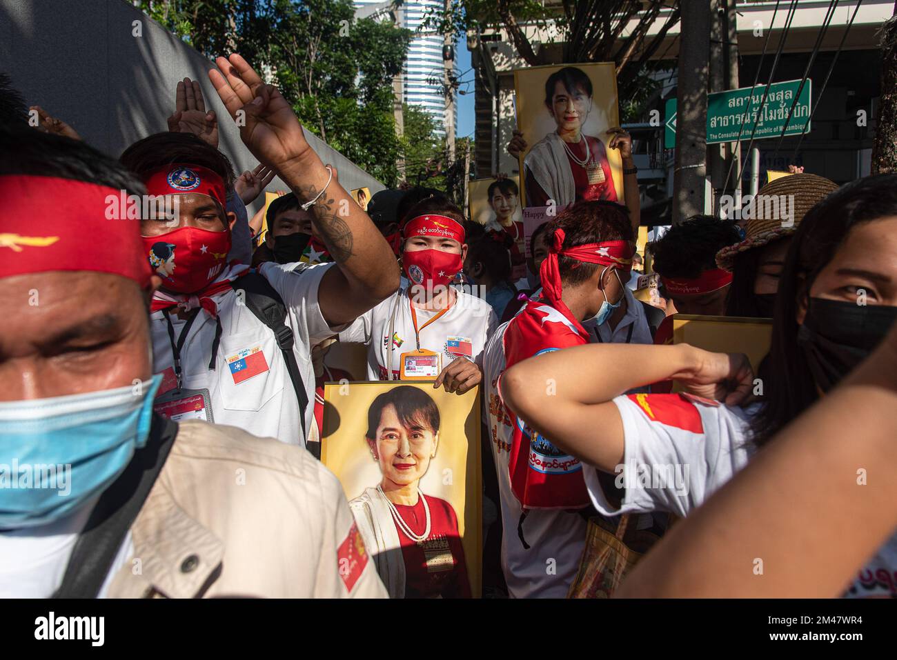 Un manifestant tient un portrait d'Aung San Suu Kyi pendant la manifestation. Des manifestants birmans se sont rassemblés devant l'ambassade du Myanmar à Bangkok pour marquer la Journée internationale des migrants et protester contre le gouvernement militaire du Myanmar. (Photo de Peerapon Boonyakiat / SOPA Images/Sipa USA) Banque D'Images