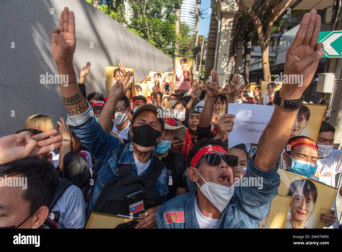 Les manifestants scandent des slogans tout en saluant trois doigts pendant la manifestation. Des manifestants birmans se sont rassemblés devant l'ambassade du Myanmar à Bangkok pour marquer la Journée internationale des migrants et protester contre le gouvernement militaire du Myanmar. (Photo de Peerapon Boonyakiat / SOPA Images/Sipa USA) Banque D'Images