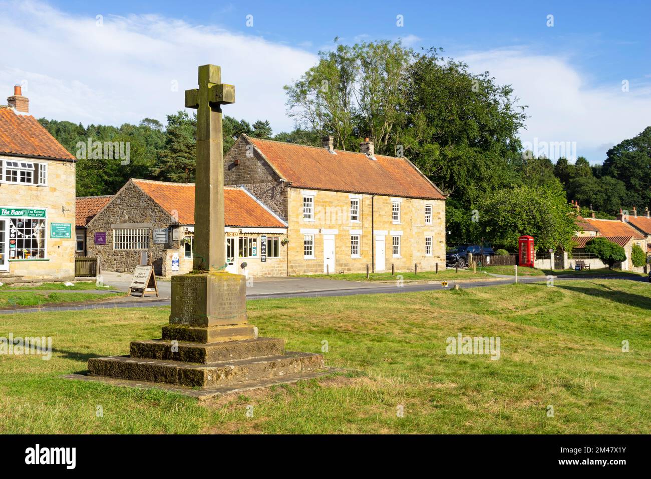 Hutton le Hole North Yorkshire Memorial Cross sur le village vert Hutton le Hole Yorkshire Angleterre GB Europe Banque D'Images