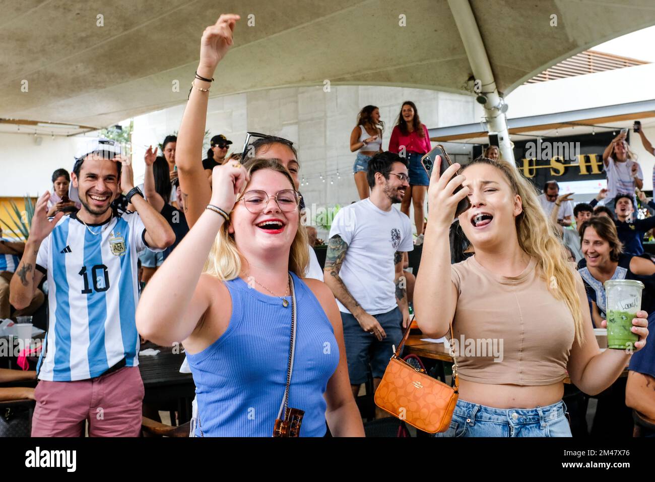 Les fans de football se sont rassemblés devant un café à Mérida au Mexique pour assister à la finale de la coupe du monde de la FIFA, match de football entre la France et l'Argentine, 18 décembre 2022 Banque D'Images