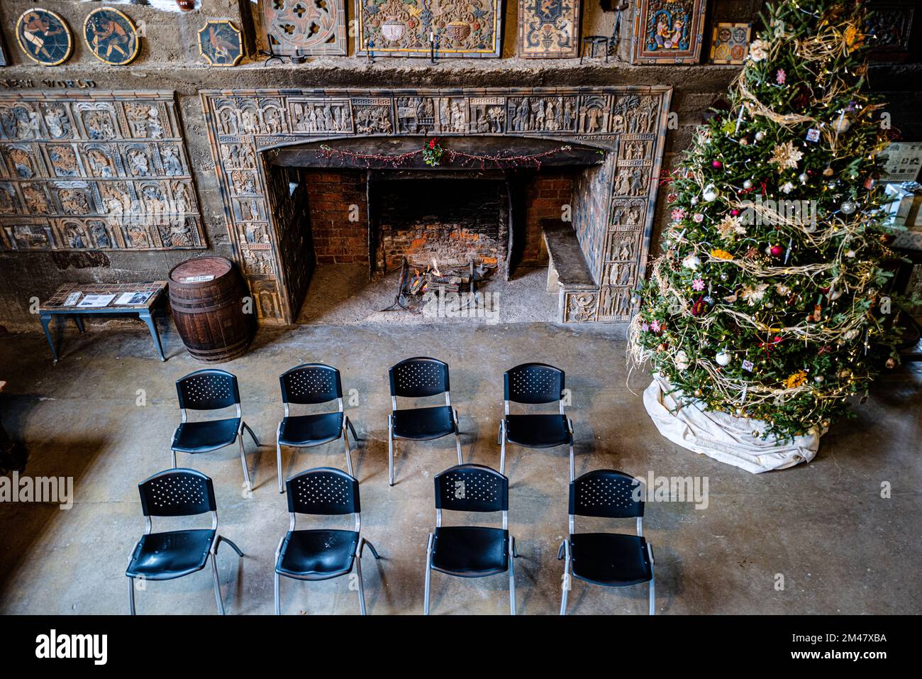 Doylestown, PA, Etats-Unis -- 16 décembre 2022. Une photo grand angle donnant sur une cheminée et un coin salon pour les visiteurs de la Fonthill Mansion à Do Banque D'Images