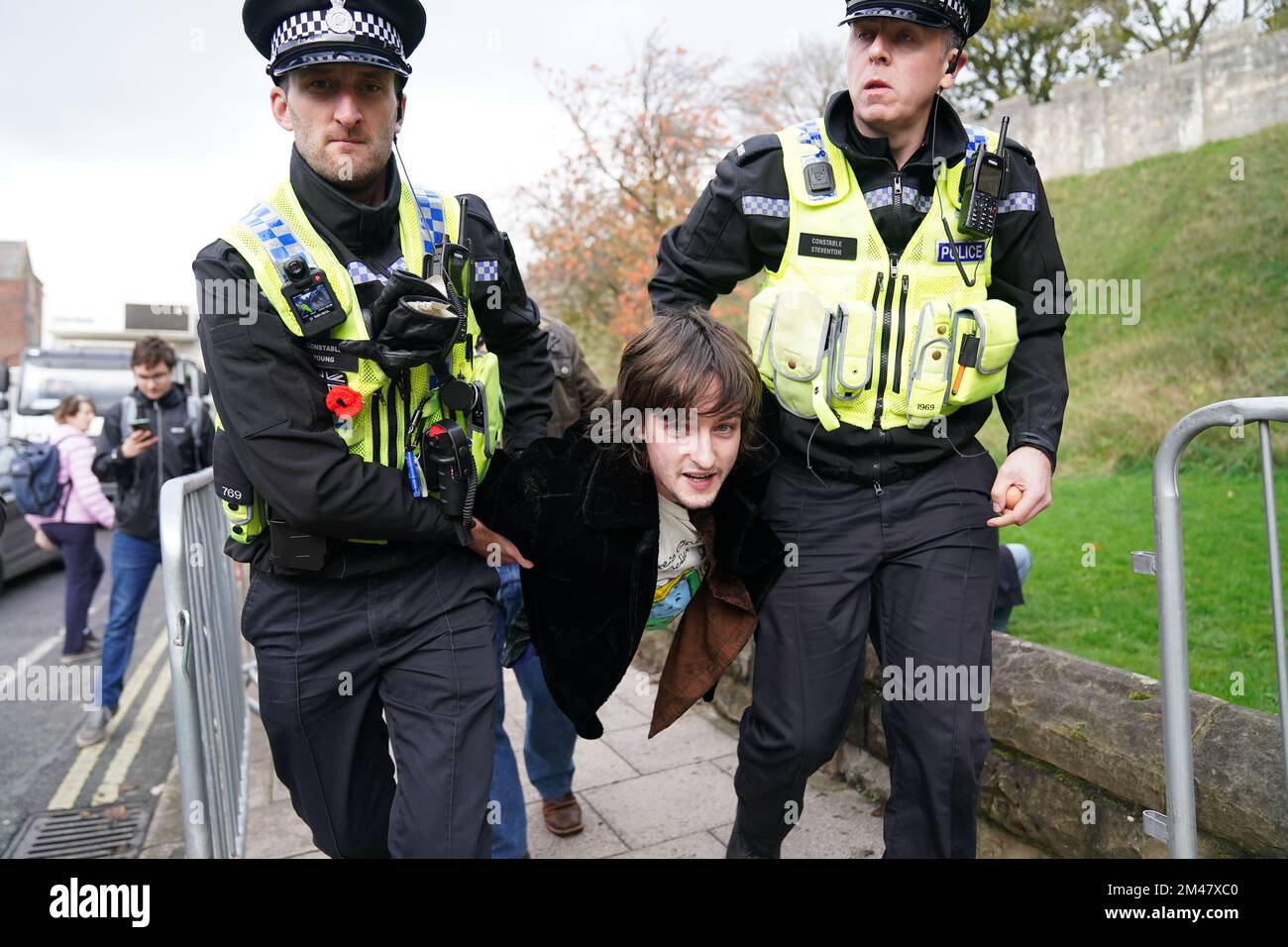 Photo du dossier datée du 09/11/22, du manifestant Patrick Thelwell, placé en détention par la police, après qu'il ait comparu pour jeter des œufs au roi Charles III et à la reine Consort alors qu'ils sont arrivés pour une cérémonie au bar Micklegate à York. M. Thelwell, 23 ans, a été accusé de comportement menaçant après que des œufs ont été jetés sur le roi lors d'une promenade à York sur 9 novembre, a déclaré le Service des poursuites de la Couronne. Date de publication : lundi 19 décembre 2022. Banque D'Images