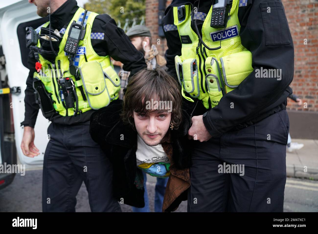 Photo du dossier datée du 09/11/22, du manifestant Patrick Thelwell, placé en détention par la police, après qu'il ait comparu pour jeter des œufs au roi Charles III et à la reine Consort alors qu'ils sont arrivés pour une cérémonie au bar Micklegate à York. M. Thelwell, 23 ans, a été accusé de comportement menaçant après que des œufs ont été jetés sur le roi lors d'une promenade à York sur 9 novembre, a déclaré le Service des poursuites de la Couronne. Date de publication : lundi 19 décembre 2022. Banque D'Images