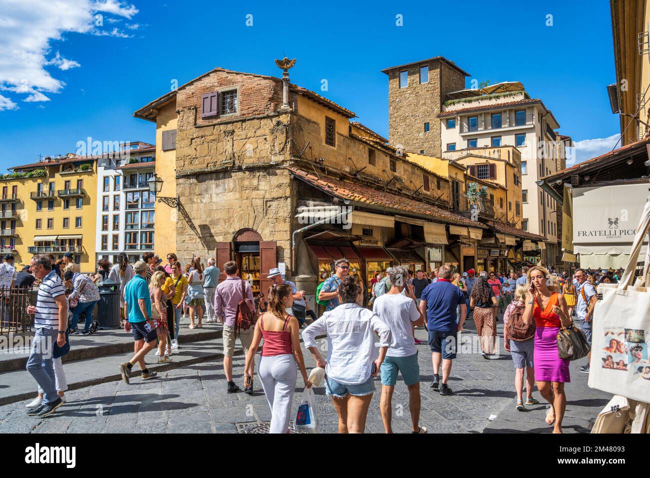 Boutiques et touristes sur le Ponte Vecchio à Florence, Toscane, Italie Banque D'Images