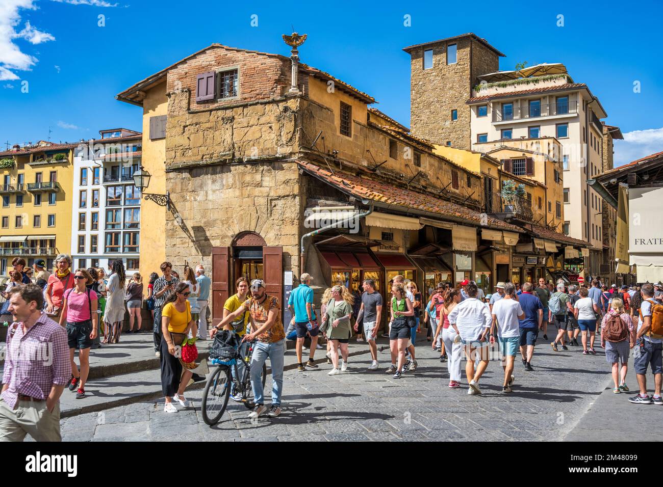 Boutiques et touristes sur le Ponte Vecchio à Florence, Toscane, Italie Banque D'Images